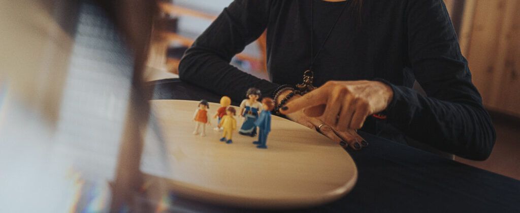 Representacion del sistema familiar en na sesion de constelaciones familiares en barcelona