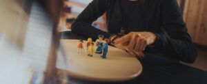 Representacion del sistema familiar en na sesion de constelaciones familiares en barcelona