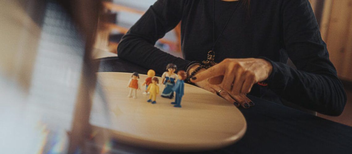 Representacion del sistema familiar en na sesion de constelaciones familiares en barcelona
